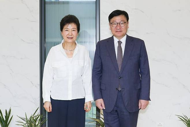 정점식 국민의힘 원내대표가 19일 대구 달성군 박근혜 전 대통령 사저에서 박근혜 전 대통령을 예방하고 있다. ⓒ국민의힘 제공