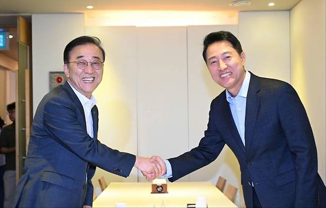 김윤덕 국토교통부 장관(왼쪽)이 오세훈 서울시장과 20일 서울 중구 달개비에서 만나 주택공급 관련 사안을 논의했다.ⓒ국토교통부