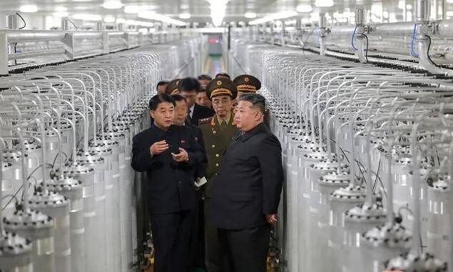 김정은 북한 국무위원장이 지난 6월3일 최성남 군수공업부 부부장과 함께 새로 가동한 핵물질 생산공장에서 원심분리기 사이로 생산공장을 둘러보고 있다. 전문가들은 김 위원장이 방문한 공장이 영변에 새로 지은 우라늄 농축시설일 가능성이 크다고 봤다. 조선중앙통신 연합뉴스