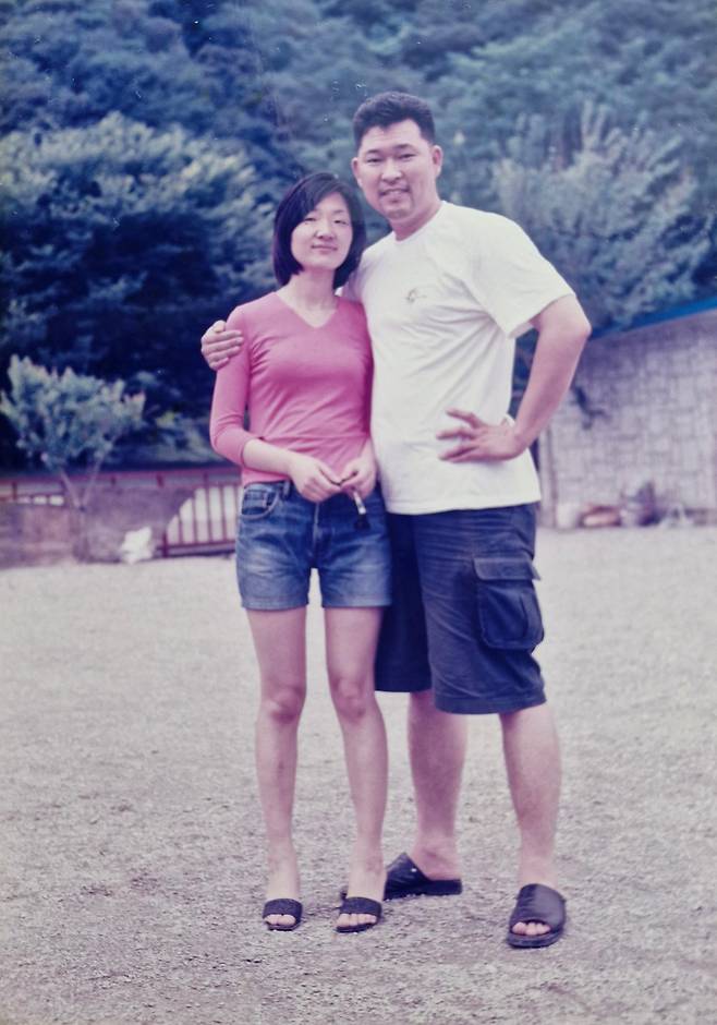 안성호 기자와 김명애씨가 2000년 강촌으로 여행을 갔을 때. 두 사람은 이듬해인 2001년 결혼했다. 유족 제공