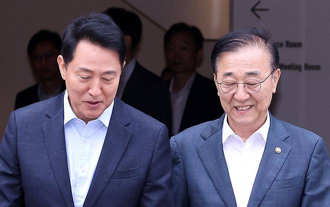 김윤덕(오른쪽) 국토교통부 장관과 오세훈 서울시장이 20일 서울 중구 달개비에서 서울 주택 공급 방안을 논의하기 위한 회동을 마친 뒤 이동하고 있다. 뉴스1