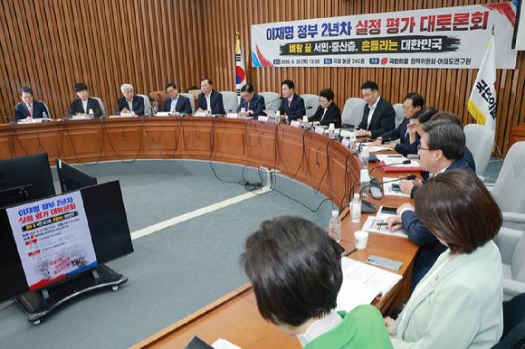 국민의힘 장동혁 대표가 20일 국회에서 국민의힘 정책위원회와 여의도연구원이 연 이재명 정부 2년차 평가 토론회 '벼랑 끝 서민·중산층, 흔들리는 대한민국'에 참석해 인사말하고 있다. 2026.8.20 [사진=연합뉴스]
