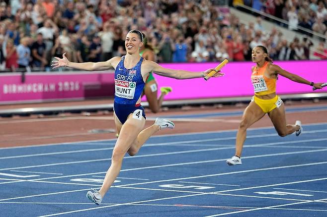 영국 에이미 헌트가 16일(현지시간) 열린 유럽육상선수권대회 혼성 400m 계주 결승에서 가장 먼저 결승선을 통과하고 있다. [AP=연합뉴스]