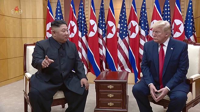도널드 트럼프(오른쪽) 미국 대통령과 김정은 국무위원장. 사진 조선중앙TV 화면 캡처