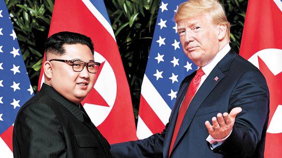 도널드 트럼프 미국 대통령(오른쪽)이 지난 2018년 6월 싱가포르에서 김정은 북한 국무위원장과 정상회담에 앞서 인사를 나누고 있다. AFP=연합뉴스