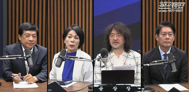 유튜버 김어준씨(오른쪽에서 두 번째)가 20일 유튜브 채널 '뉴스공장'에서 친정청래계 이성윤(맨 왼쪽부터), 최민희, 한민수 최고위원과 방송하고 있다. 김어준씨 유튜브 캡쳐