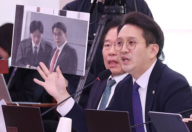 전용기 더불어민주당 의원(오른쪽)이 지난 4월 국회에서 열린 윤석열 정권 정치검찰 조작기소 의혹사건 진상규명 국정조사특별위원회 전체회의에서 윤상현 국민의힘 의원과 박상용 검사의 사진을 들어 보이며 발언하고 있다. 임현동 기자