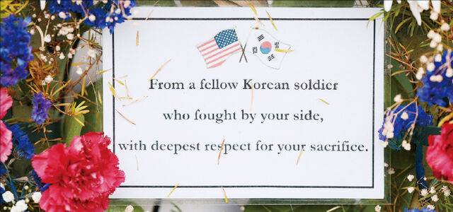 18일 미국 워싱턴DC 한국전 참전 용사 기념 공원에 놓인 화환. ‘당신의 편에서 함께 싸운 한국군 장병으로부터, 당신의 희생에 깊은 존경을 표한다’는 문구가 적혀 있다. AFP연합뉴스