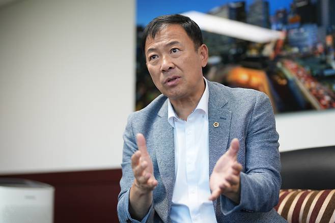 박승진 서울시의회 주택공간위원장이 국민일보와 인터뷰하고 있다. 박 위원장은 “주택 공급 확대와 함께 시장 충격을 최소화할 수 있는 정교한 수급 관리가 필요하다”고 말했다. 서울특별시의회 제공