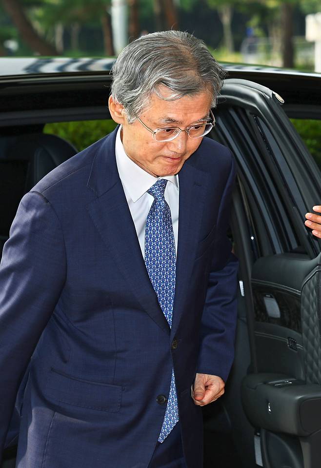조희대 대법원장이 19일 오전 서울 서초구 대법원으로 출근하고 있다. 조 대법원장은 전날 손봉기 대구지법 부장판사와 김성수 서울고법 부장판사를 대법관 후보로 이재명 대통령에게 임명 제청했다. [뉴시스]