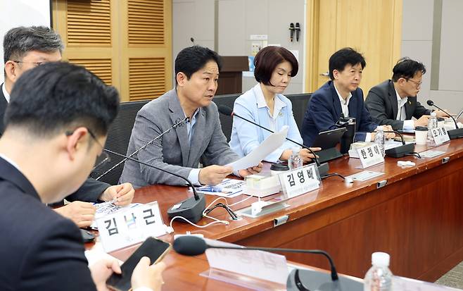 더불어민주당, 청년 주거난 대책 간담회 [연합뉴스]