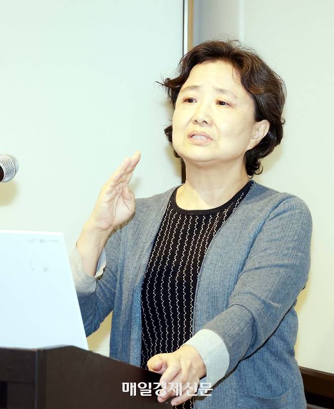 20일 ‘제28회 한국경영학회 융합학술대회’ 한국금융ICT융합학회 세션에서 최경규 동국대 명예교수가 AI 시대 자산 운용 흐름 변화를 전망하고 있다. 김재훈 기자