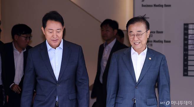 (서울=뉴스1) 박지혜 기자 = 김윤덕 국토교통부 장관과 오세훈 서울시장이 20일 서울 중구 정동에서 서울 주택 공급 방안을 논의하기 위한 회동을 마친 뒤 이동하고 있다.  이번 회동은 정부의 추가 주택 공급대책 발표를 앞두고 용산공원과 용산국제업무지구, 개발제한구역(그린벨트) 등 서울 핵심 주택 공급부지를 둘러싼 정부와 서울시 간 견해차를 좁히기 위해 마련됐다.  2026.8.20/뉴스1  Copyright (C) 뉴스1. All rights reserved. 무단 전재 및 재배포,  AI학습 이용 금지. /사진=(서울=뉴스1) 박지혜 기자