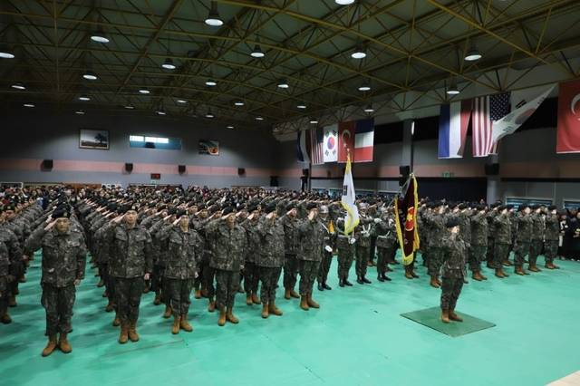 36사단 백호 신병교육대대 수료식에서 신병들이 부모님을 향해 거수경례하고고 있다. 육군 제36보병사단