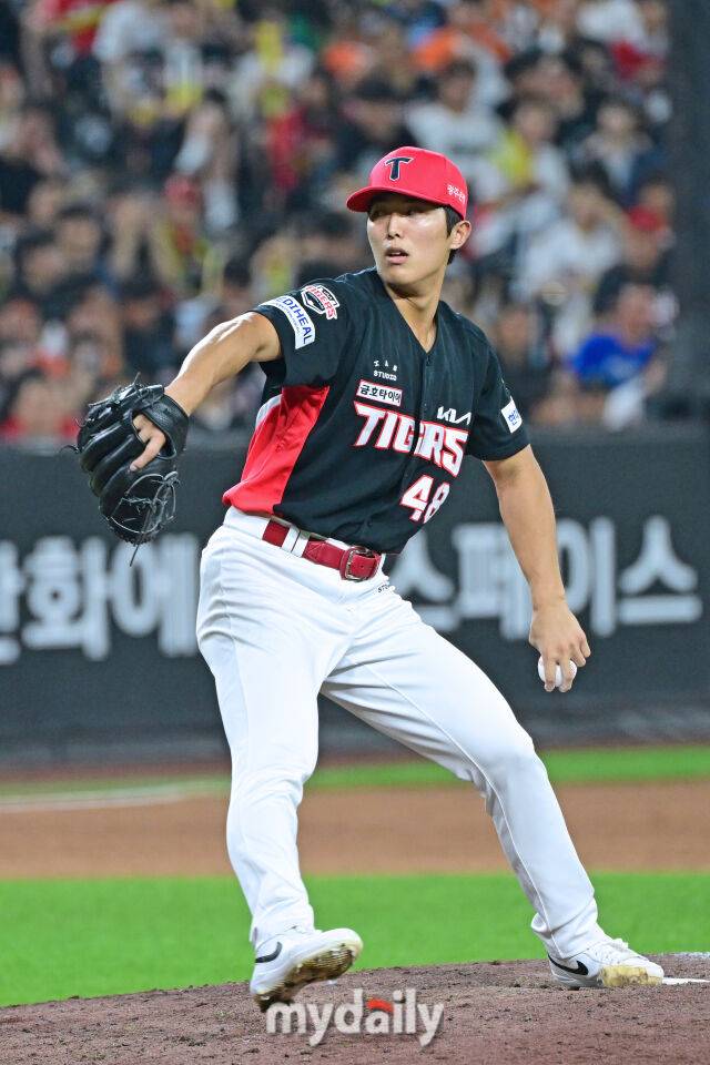 18일 대전 한화생명 볼파크 야구장에서 열린 '2026 신한 SOL KBO리그' KIA 타이거즈와 한화 이글스 경기. KIA 이의리가 8회말 2사 1-2루 마운드에 올라 힘차게 투구하고 있다./대전=한혁승 기자 hanfoto@mydaily.co.kr