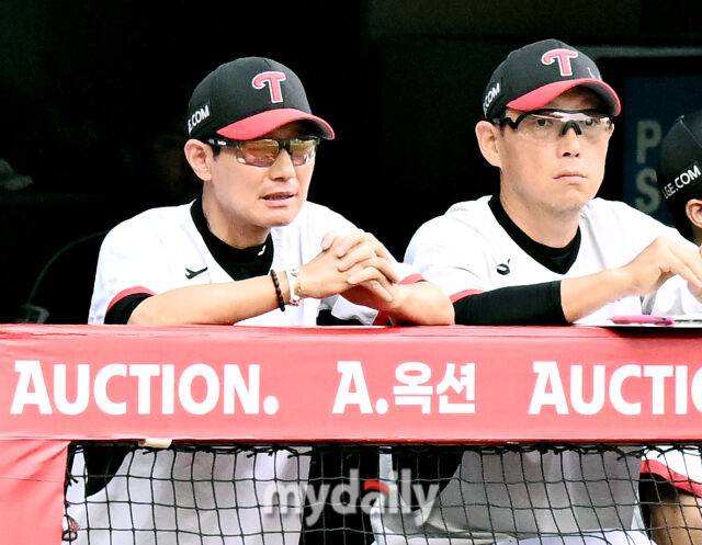 4일 오후 인천광역시 문학동 SSG랜더스필드에서 진행된 '2026 프로야구 KBO리그' SSG랜더스와 LG트윈스의 경기. LG 염경엽 감독이 경기를 지켜보고 있다./마이데일리