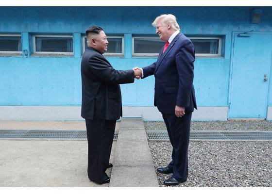 김정은 북한 국무위원장과 도널드 트럼프 미 대통령이 2019년 6월 판문점 군사분계선을 사이에 두고 만나 악수를 하고 있다. [연합]