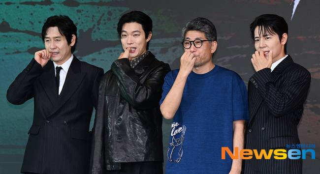 왼쪽부터 설경구, 류준열, 김홍선 감독, 이규형