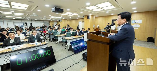 [세종=뉴시스] 김성환 기후에너지환경부 장관이 20일 국회 의원회관 제3세미나실에서 열린 12차 전력수급기본계획 수립을 위한 정책토론회에 참석해 발언하고 있다. (사진=기후부 제공) 2026.08.20. photo@newsis.com