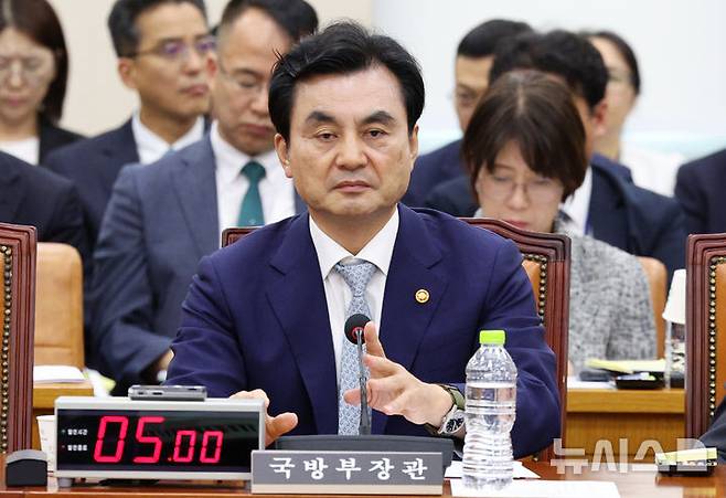 [서울=뉴시스] 고범준 기자 = 안규백 국방부 장관이 20일 서울 여의도 국회에서 열린 국방위원회 전체회의에 참석해 자리하고 있다. 2026.08.20. bjko@newsis.com