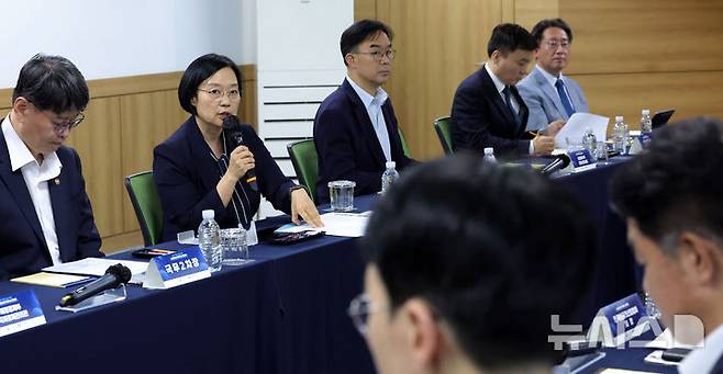 [서울=뉴시스] 홍효식 기자 =  한성숙 국무총리가 20일 오후 서울 구로구 벤처기업협회에서 열린 신산업 분야 규제혁신 간담회에서 발언하고 있다. 2026.08.20. yesphoto@newsis.com