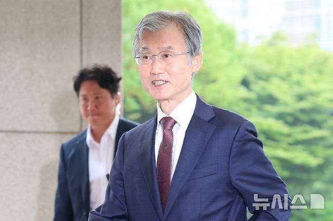 [서울=뉴시스] 조성우 기자 = 조희대 대법원장의 대법관 서면 제청 논란과 관련해 보수 성향 변호사단체가 대면 제청은 관행일 뿐, 법적 의무가 아니라고 비판했다. 반면 진보 성향 변호사 단체는 조 대법원장이 제청권을 남용한 것이라며, 즉각 사과하라고 촉구에 나섰다. 사진은 조 대법원장이 이날 오전 서울 서초구 대법원으로 출근하는 모습. 2026.08.20. xconfind@newsis.com
