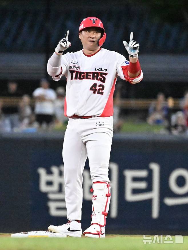 [전남광주=뉴시스] 이현행 기자 = 11일 전남광주 북구 KIA챔피언스필드에서 열린 2026 신한 SOL KBO리그 삼성 라이온즈와 KIA타이거즈의 경기, 2회말 3사 2,3루 상황에서 KIA 김태군이 2타점 적시 2루타를 치고 세레머니 하고 있다.  2026.08.11. lhh@newsis.com