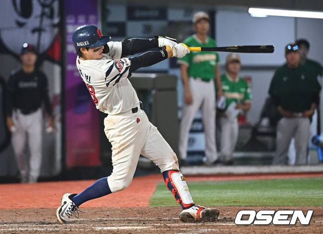 [OSEN=부산, 이석우 기자] 19일 부산 사직야구장에서 2026 신한 SOL KBO 리그 롯데 자이언츠와 키움 히어로즈의 경기가 열렸다. 홈팀 롯데는 로드리게스가, 방문팀 키움은 알칸타라가 선발 출전했다.롯데 자이언츠 손성빈이 9회말 1사 중월 동점 솔로 홈런을 치고 있다. 2026.08.19 / foto0307@osen.co.kr
