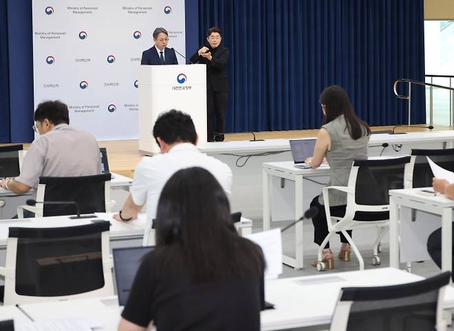 인사혁신처, 적극행정 운영규정 개정안 입법 예고 브리핑 - 김성훈 인사혁신처 차장이 19일 오전 세종시 정부세종청사에서 적극행정 운영규정 개정안 입법 예고 브리핑을 하고 있다. 뉴시스