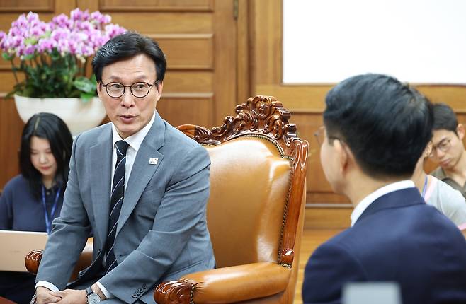 조정식 국회의장과 더불어민주당 김민석 대표가 20일 국회의장실에서 만나 환담하고 있다. 연합뉴스