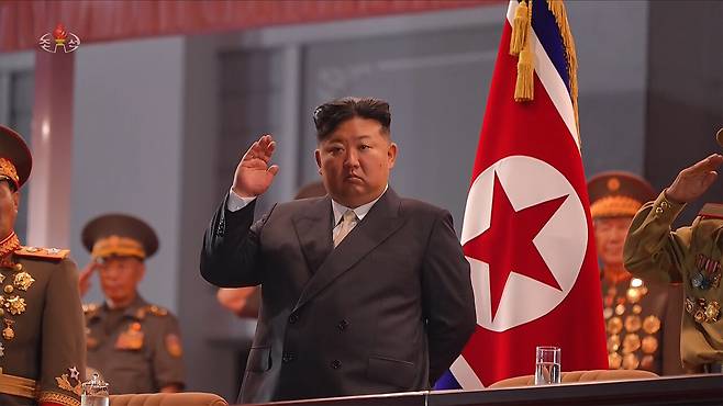 김정은 북한 국무위원장이 지난 27일 저녁 평양체육관광장에서 전승 73주년 경축 기념행진을 참관하고 있다. ⓒ조선중앙TV 화면