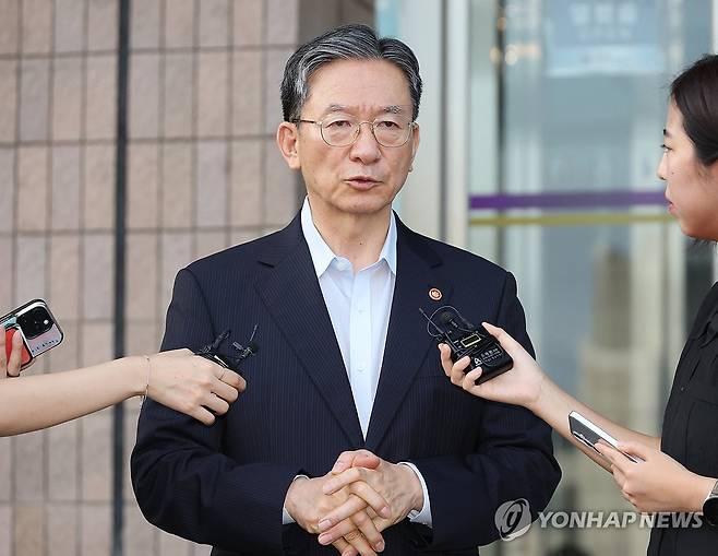 기자 질문에 답하는 정성호 장관 [연합뉴스 자료사진]