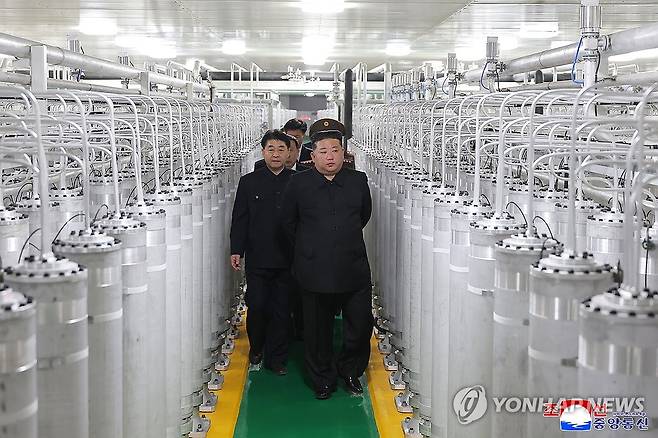 새 핵물질 생산공장 둘러보는 김정은 (평양 조선중앙통신=연합뉴스) 김정은 북한 국무위원장이 지난 3일 최성남 군수공업부 부부장과 함께 새로 가동한 핵물질 생산공장에서 원심분리기 사이로 생산공장을 둘러보고 있다. 김 위원장 뒤로 강경호 핵무기연구소 부소장이 수행하고 있다. 2026.6.4 
    [국내에서만 사용가능. 재배포 금지. For Use Only in the Republic of Korea. No Redistribution] nkphoto@yna.co.kr