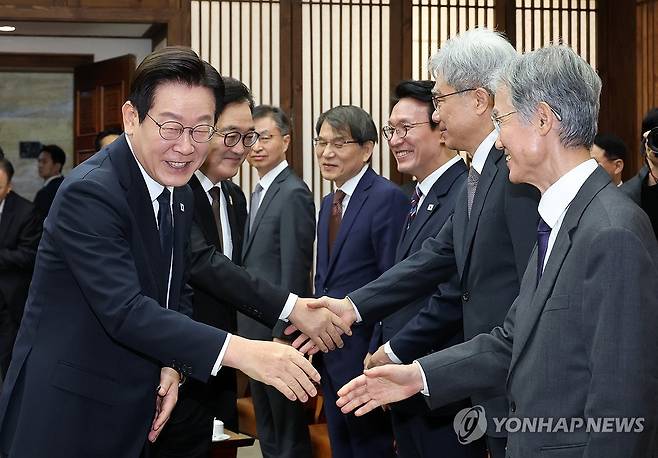 악수하는 이재명 대통령과 조희대 대법원장 (서울=연합뉴스) 시정연설을 위해 국회를 방문한 이재명 대통령이 4일 국회의장접견실에서 열린 환담에서 조희대 대법원장과 악수하고 있다. 2025.11.4 [국회사진기자단] photo@yna.co.kr