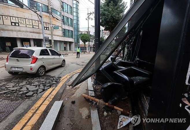 수해 복구는 언제 (거제=연합뉴스) 김동민 기자 = 20일 오후 경남 거제시 옥포동 한 상가가 집중 호우 영향으로 파손돼 있다. 2026.8.20 image@yna.co.kr