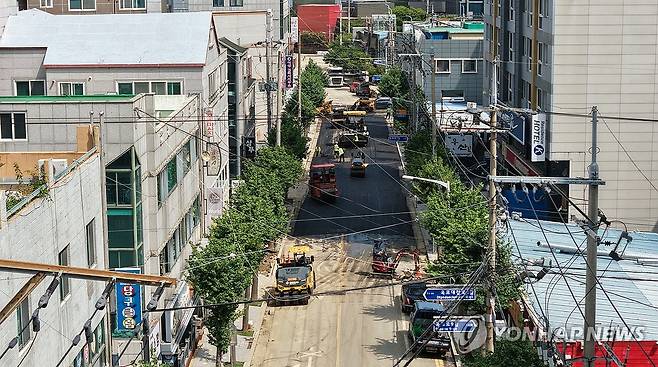 집중호우 복구 (거제=연합뉴스) 김동민 기자 = 20일 오후 경남 거제시 옥포동 차도에서 포장 작업이 진행되고 있다. 2026.8.20 image@yna.co.kr