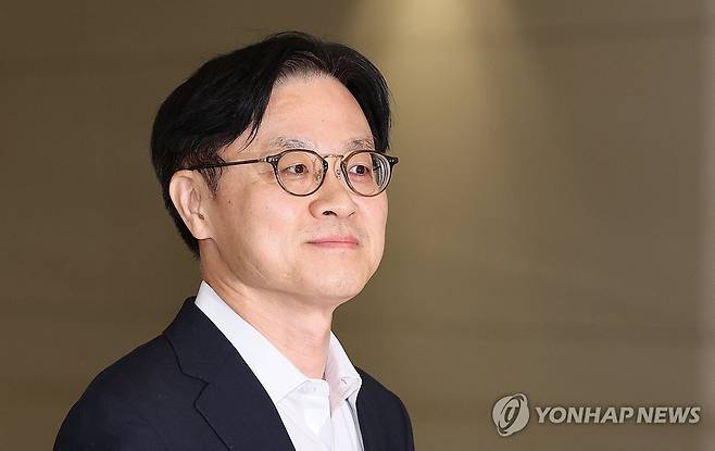 귀국하는 김정관 장관 (영종도=연합뉴스) 서명곤 기자 = 김정관 산업통상부 장관이 미국 방문을 마치고 20일 인천국제공항 2터미널을 통해 귀국하고 있다. 2026.8.20 seephoto@yna.co.kr