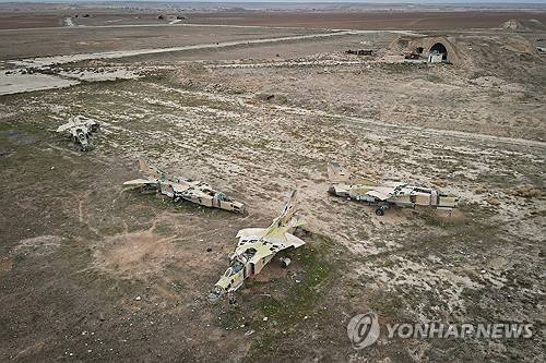 2024년 12월 7일 시리아 이들리브 동부에 위치한 아부 주후르 공군기지에 퇴역한 시리아 공군기들의 모습이 보인다. [AP 연합뉴스 자료사진. 재판매 및 DB 금지]