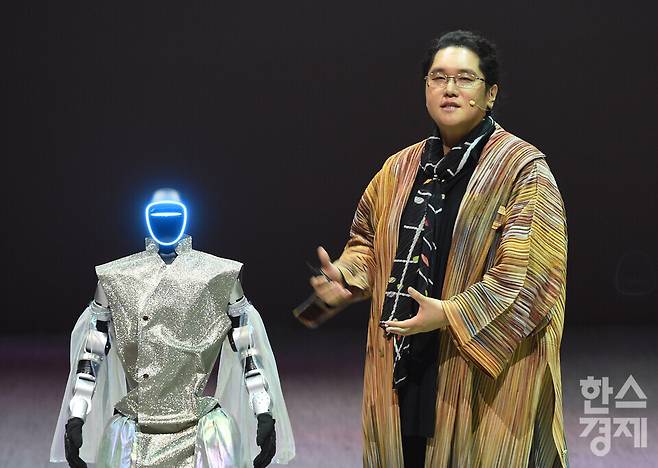 글로벌 AI 엔터테크 기업 갤럭시코퍼레이션의 최용호 대표가 21일 서울 강동구 '갤럭시 로봇 파크'에서 열린 미디어데이에 참석해 인간과 로봇의 공존을 골자로 한 '피지컬 AI' 로봇 비전을 선포하고 있다. / 이호형 기자 leemario@sporbiz.co.kr 2026.08.21