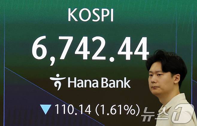 21일 오전 서울 중구 하나은행 본점 딜링룸 전광판에 코스피 시세가 표시되고 있다. 이날 코스피는 전일대비 1.35%내린 6759.95에 거래를 시작했다. 2026.8.21 ⓒ 뉴스1 박세연 기자