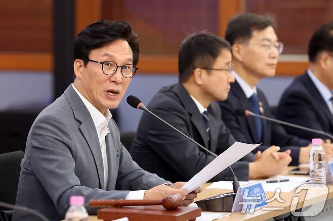 김민석 더불어민주당 대표가 21일 오전 강원 강릉시청에서 열린 '강릉 최고위원회의'에서 모두발언을 하고 있다. 2026.8.21 ⓒ 뉴스1 황기선 기자