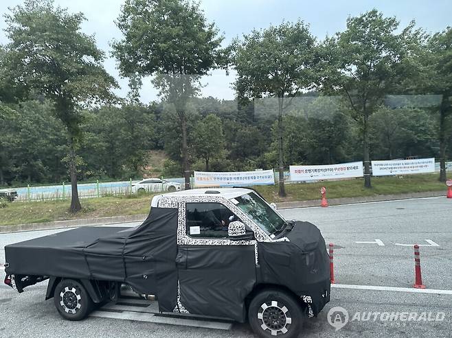 현대차가 개발 중인 차세대 '포터'로 추정되는 위장막 프로토타입이 국내 도로에서 포착됐다(오토헤럴드 김훈기 기자)