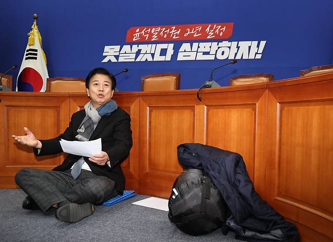 노웅래 전 더불어민주당 의원이 2024년 2월 22일 오후 서울 여의도 국회에서 자신의 컷오프에 반발하며 당대표회의실 점거 농성을 하고 있다. /뉴스1