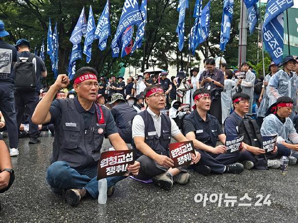 21일 전국금속노동조합(금속노조)이 서울 양재동 현대자동차 본사 앞에서 '자동차 업종 공동 파업 대회'를 진행하고 있다. [사진=최란 기자]