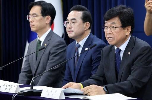 최교진 교육부 장관(오른쪽)이 21일 서울 종로구 정부서울청사에서 열린 제1차 재정운용전략협의회 관계부처 합동 브리핑에서 지방교육재정교부금 개편 방안을 발표하고 있다. 왼쪽부터 김민재 행정안전부 차관, 박홍근 기획예산처 장관,(뉴스1)