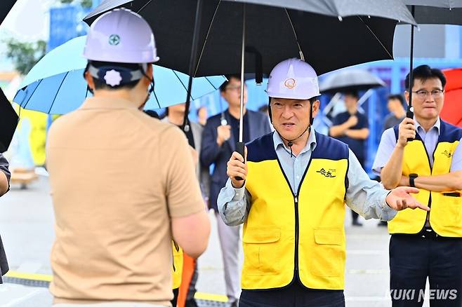 이병선 속초시장이 워터밤 속초 2026을 하루 앞둔 21일 유관기관과 합동으로 현장점검에 나서고 있다.