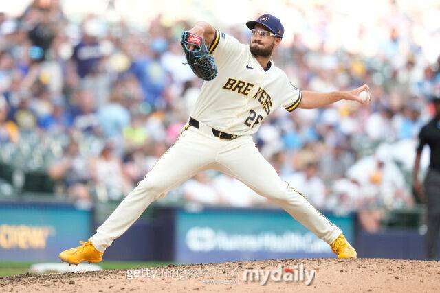 MLB 밀워키 투수 애런 애시비는 21일(한국시각) 열린 시애틀과 홈 경기에서 홀드 하나를 더했다. 애시비는 중간계투로 주로 나오지만 13승을 올렸다. 올 시즌 선발투수로는 단 한 경기에 나왔다./게티이미지코리아