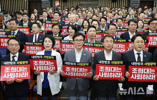 [서울=뉴시스] 최진석 기자 = 김민석 더불어민주당 대표와 한병도 원내대표가 20일 여의도 국회에서 열린 의원총회에서 의원들과 피켓을 들고 있다. 2026.08.20. myjs@newsis.com