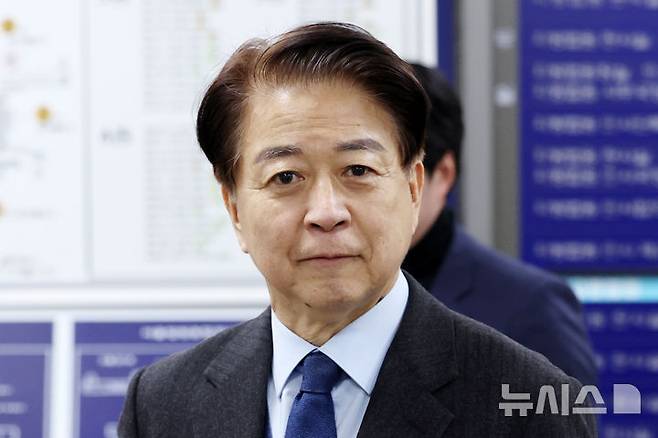 [서울=뉴시스] 조성우 기자 = 사업가로부터 6000만원의 불법 정치자금 수수 혐의를 받는 노웅래 전 더불어민주당 의원이 지난 2월 4일 오후 서울 서초구 서울중앙지방법원에서 열린 항소심 1차 공판에 출석하고 있다. 2026.02.04. xconfind@newsis.com