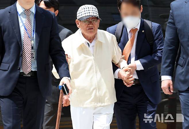 [서울=뉴시스] 이영환 기자 = 5만명 넘는 신도를 국민의힘에 집단 입당하도록 지시한 혐의로 기소된 이만희(95) 신천지예수교증거장막성전(신천지) 총회장의 보석 심문이 비공개로 진행됐다. 사진은 이 총회장이 지난 6월 24일 오후 서울 서초구 서울중앙지방법원에서 열린 구속 전 피의자 심문(영장실질심사)에 출석하는 모습. 2026.08.21. 20hwan@newsis.com